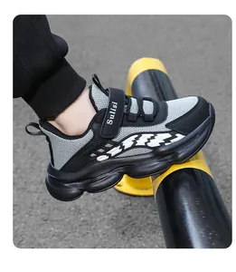 Detail von schwarz-grauen Kinder-Sportschuhen mit Sulisi-Schriftzug am Riemen.