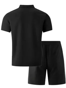 Rückansicht von schwarzem Waffelstrick-Poloshirt und lässigen Shorts für Herren