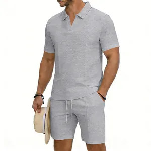 Détail d'un ensemble polo et short gris en maille gaufrée pour homme avec col mouette