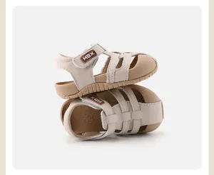 Nahaufnahme von beigen Outdoor-Sandalen für Kleinkinder mit atmungsaktivem Hohldesign
