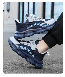 Detailansicht blauer Kindersportschuhe mit Mesh-Obermaterial und Klettverschluss.