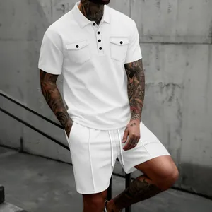 Detailansicht des weißen Waffelstrick-Sets für Herren mit Polohemd und kurzen Hosen