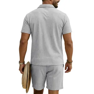 Vue arrière d'un ensemble d'été polo et short en maille gaufrée grise pour homme décontracté