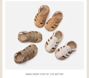 Detailansicht von Outdoor-Sandalen für Kleinkinder mit weicher Sohle in drei Farben.