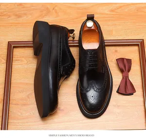 Elegant detailoverzicht van klassieke zwarte lederen Brogue schoenen met patronen