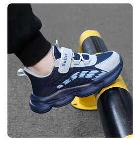 Nahaufnahme von blauen Mesh-Kindersneakern mit Klettverschluss auf einem Poller.