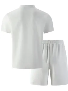Rückansicht des weißen Waffelstrick-Polohemden- und Shorts-Sets für Herren im Sommer