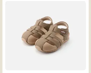 Hochwertige khakifarbene Outdoor-Sandalen mit weicher Sohle für Kleinkinder im Lederdesign.