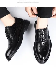 Vista detallada de zapatos brogue de cuero negro con un elegante diseño calado para hombres.