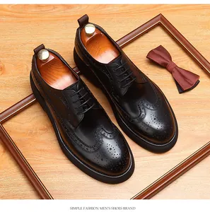 Detail van zwarte leren brogue schoenen voor heren met een klassieke dikke zool
