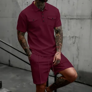 Nahaufnahme eines weinroten Waffelstrick-Sets aus Polohemd und Shorts mit Stoffstruktur.