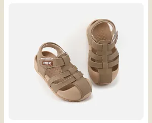 Detailansicht von braunen Kleinkindsandalen mit weichen rutschfesten Sohlen