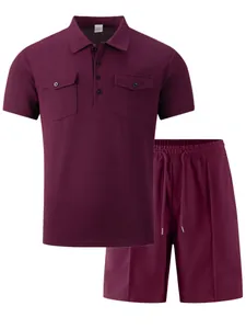 Detail der bordeauxroten Waffelstrick-Polohemd- und Kordelzug-Shorts-Kombination.