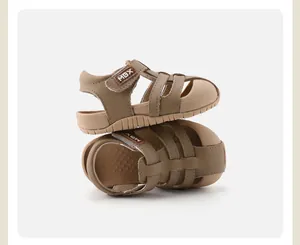 Seitenansicht der braunen Leder-Sandalen für Kleinkinder mit Lochmuster