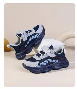 Seitenansicht navyblauer Kinder-Sportschuhe mit Mesh-Obermaterial und Klettverschluss.