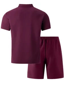 Rückansicht des weinroten Waffelstrick-Polo-Hemdes und der Freizeitshorts für Herren