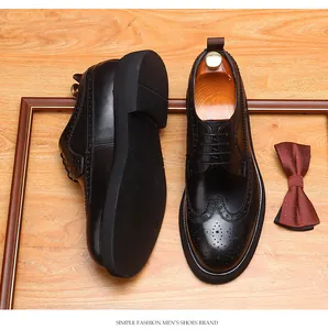 Gedetailleerd overzicht van klassieke zwarte leren herenschoenen op een houten basis
