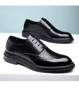 Zapatos clásicos de cuero brogue negro calado para vestimenta formal de negocios