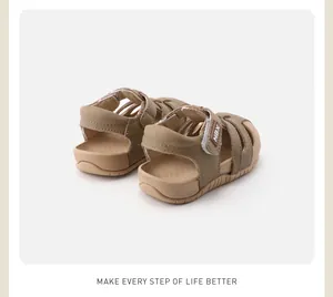 Detailansicht der khakifarbenen Outdoor-Sandalen für Kleinkinder mit weicher Sohle.