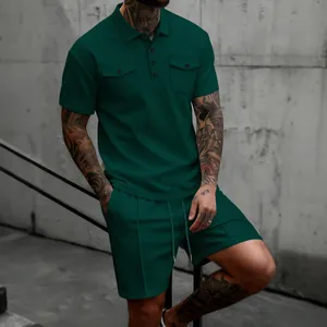 Detailansicht des Waffelstrick-Materials und der Brusttaschen des grünen Herren-Polo-Sets.