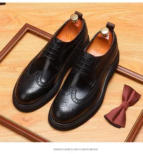 Gedetailleerde close-up van klassieke zwarte leren heren brogues met perforaties