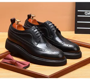 Close-up van zwarte leren herenbrogues met klassieke decoratieve wingtip-perforaties.