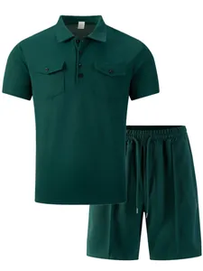 Detailansicht der dunkelgrünen Waffelstrick-Struktur bei Herren Polo und Shorts Set