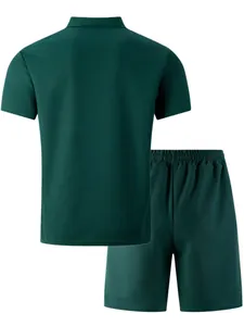 Rückansicht des dunkelgrünen Waffelstrick-Polo-Sets für Herren mit Shorts für Sommer