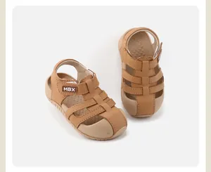 Draufsicht auf braune Kleinkindersandalen aus Leder mit Hohlraumdesign und weicher Sohle