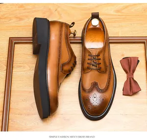 Close-up van bruine lederen brogue schoenen met dikke zool en klassiek vleugelpatroon