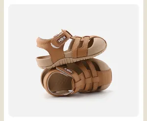 Seiten- und Draufsicht auf braune Kinder-Sandalen mit weichen Sohlen und Klettverschluss.