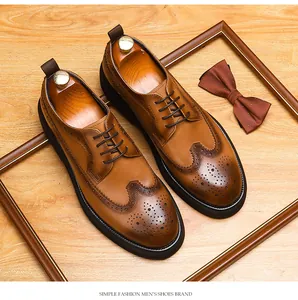 Gedetailleerde macro-opname van bruine brogue-schoenen met elegante vleugelpatronen.