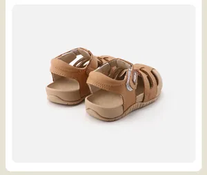 Detailansicht brauner Kleinkindersandalen mit weichen Sohlen und Klettverschluss