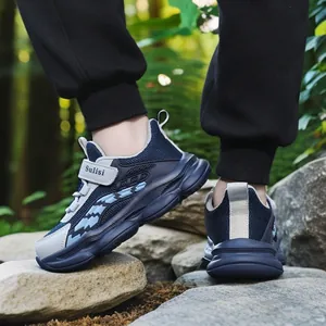Atmungsaktive blau-graue Kindersportschuhe mit Klettverschluss für Jungen im Freien