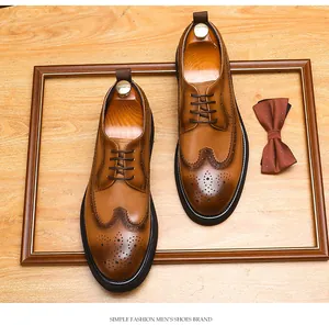 Detailweergave van bruine leren brogues met decoratieve perforaties en bijpassende vlinderdas.