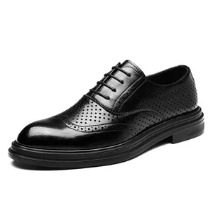 Zapatos brogue de cuero negro clásicos con perforaciones transpirables para oficina.