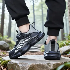 Strapazierfähige Kinder-Sportschuhe mit grauem Mesh und schwarzem Besatz für Outdoor.