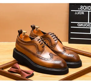 Gedetailleerde weergave van bruine leren brogues met elegante wingtip details
