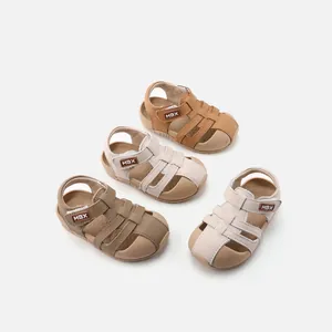 Outdoor-Sandalen für Kleinkinder mit weicher Sohle und ausgehöhltem Lederdesign.
