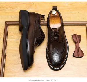 Gedetailleerd bovenaanzicht van bruine leren brogue schoenen met klassiek snijwerk