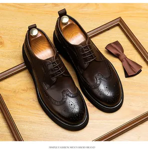 Detailopname van premium bruine leren brogue herenschoenen met fijn gesneden details
