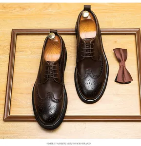 Klassieke donkerbruine leren brogues voor heren met wingtip details en dikke zool