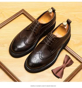 Detail van bruine leren brogue-schoenen met klassiek wingtip-ontwerp en zakelijke stijl