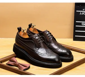 Detailopname van bruine lederen brogues met elegante decoratieve perforaties