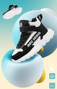 Detailansicht von High-Top-Sneakern für Mädchen mit ABC SHIELD Branding an der Seite