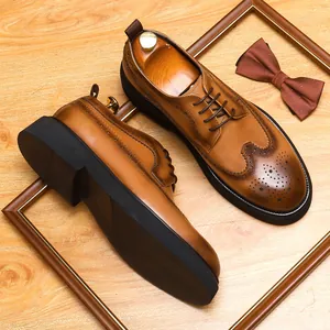 Luxe herenschoenen van bruin leer met brogue-details en klassiek Brits wingtip-ontwerp