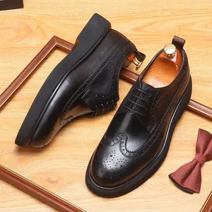 Elegante zwarte leren wingtip brogues voor heren met dikke verhogende rubberen zolen