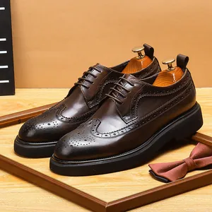 Klassieke bruine leren brogues voor heren met elegante wingtip-details voor zakelijk