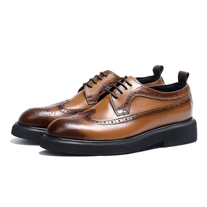 Klassieke herenschoenen in Britse brogue-stijl van bruin leer met dikke zolen en veters