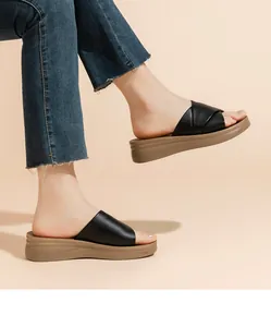 Schwarze Plateau-Sandalen mit Kreuzriemen am Fuß für einen bequemen Sommer-Look